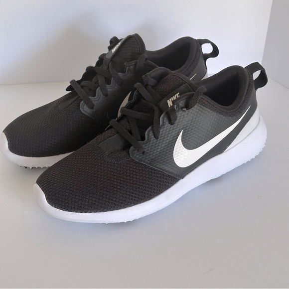 Nike Shoes - Nike Women's Training
|GOLF Sz 7.5 black/white